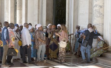 Afrikanische Touristengruppe im Petersdom