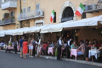 Strassenkaffee und Restaurant in der Altstadt von Rom