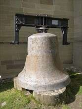 The steel bell in front of the Lutheran collegiate church in Herrenberg points to the bell museum in the church tower