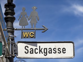 Sign for a WC above the alleyway sign 'Sackgasse'