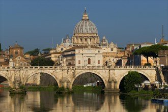 Blick auf die Bruecke Ponte Vittorio Emanuele und den Tiber Richtung Petersdom
