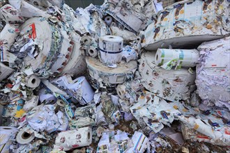 Altpapier fuer das Recycling in einem Recyclingbetrieb