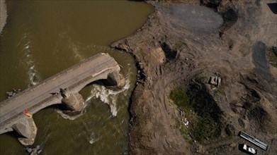 Rech nach der Flutkatastrophe mit der zerstoerten Nepomukbruecke. Rech