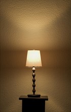 Warmes Licht einer beleuchteten Stehlampe in einem Wohnraum