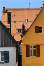 Orange Fassade und Dach mit Bieberschwanzziegeln und Dachgauben