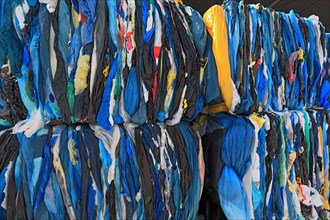Ballen mit Plastikfolien fuer das Kunststoffrecycling in einem Recyclingbetrieb