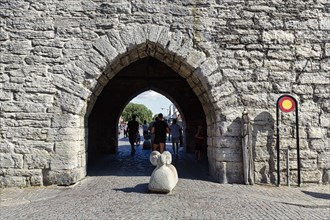 Gate in the city wall with stone sculpture