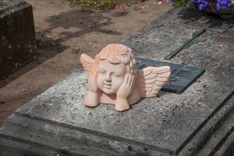 Angel on a grave at the Johannis Cemetery
