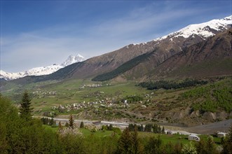 Ortschaft Mestia mit ihren Wehrtuermen und den Berg Uschba
