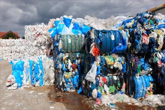 Plastikfolien in Ballen zur Wiederverwertung in einem Recyclingbetrieb