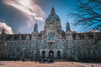 Das neue Rathaus von Hannover bei Sonnenschein und blauen Himmel