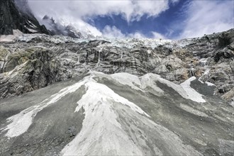 Blick ueber ein Gletscher zum Berggipfel des Mont Blanc