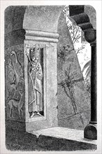 Steinbildnis von Friedrich Barbarossa am Eckstein eines Fensters im Kreuzgang des Klosters St. Zeno in Reichenhall in Bayern