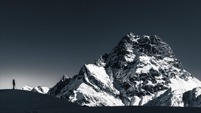 Gipfel des winterlichen Widdersteins im Abendlicht mit Bergsteiger