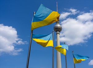 Die Ukrainische Nationalflagge vor dem Berliner Fernsehturm am Alexanderplatz