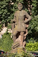 Brunnenfigur St. Georg der Drachentoeter mit dem Drachen