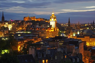 Blick auf die Altstadt von Edinburgh mit Castle und Balmoral Hotel