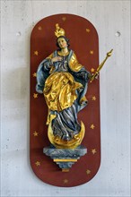 Marienfigur mit Krone und Zepter