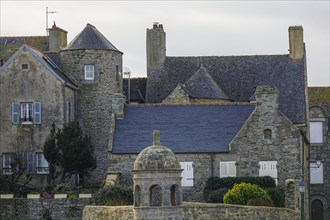 Chapel Saint-Ninien and old dwellings at the port of Roscoff