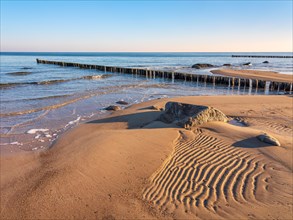 Unberuehrter Strand an der Ostsee mit Buhnen und Sandrippeln