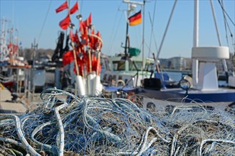 Fischernetze und Fischerfaehnchen im Fischereihafen Travemuende