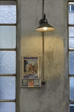 Alte Wandlampe und ein Kalender von 1991 in einer ehemaligen Dreherei