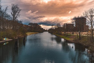 The Mittelland Canal in Hanover's Limmer district flows next to the future new Wasserstadt