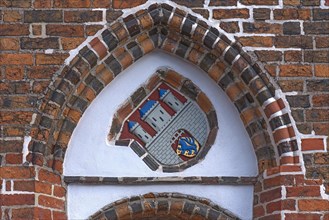 Schraeg gestelltes Wappen der Stadt Luenbeurg am Nebengebaeude vom Rathaus
