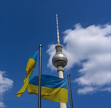 Die Ukrainische Nationalflagge vor dem Berliner Fernsehturm am Alexanderplatz