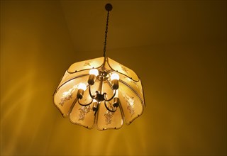 Warmes Licht einer beleuchteten Deckenlampe in einem Wohnraum