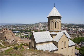 Blick von der Festung Narikala zur Sankt Nikolaus Kirche und auf die Altstadt