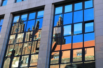 Oberlandesgericht spiegelt sich in Glasfassade des Elisenpalast