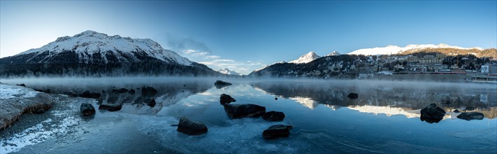 Winterliche Morgenstimmung ueber dem St. Moritzersee in Sankt Moritz