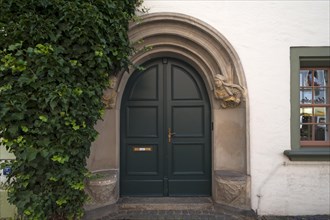 Portal mit einem Renaissancepaar als Schildhalter von 1566
