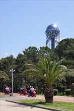 Promenade mitAlphabet Turm im Miracle Park