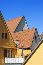 Orange Fassaden und Dach mit Bieberschwanzziegeln