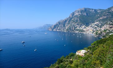 Die Amalfikueste im Sueden Italiens ist beruehmt fuer die Steilkueste mit hohen Bergen bis an das Wasser reichend. Am Ufer des Meeres schmiegen sich kleine Doerfer an die Haenge der Berge. Auf der ruh...