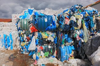 Plastikfolien in Ballen zur Wiederverwertung in einem Recyclingbetrieb