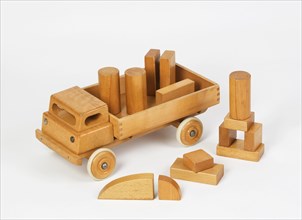 Lastwagen und Bausteine aus Holz