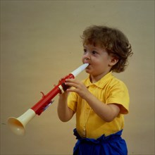 Kleiner Junge mit Trompete