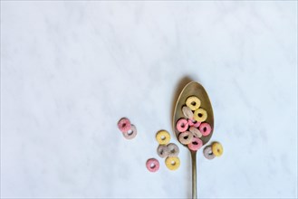 Fruit-flavoured cereal rings in spoon