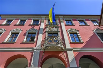Barocke Rathausfassade mit Wappen und Balkon