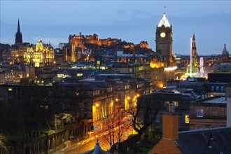 Blick auf die Altstadt von Edinburgh mit Castle und Balmoral Hotel