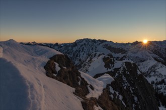 Winterliche Gipfel der Ammergauer Alpen bei Sonnenaufgang