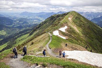 Ridge hiking trail Fellhorngrat between Fellhorn summit and Soellerkopf