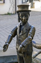 Figur mit bweglichen Gliedmassen auf dem Kinderfest-Brunnen von Bonifatius Stirnberg