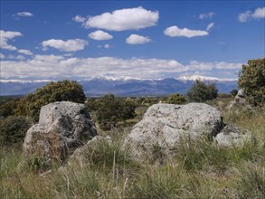 Granitfelsen mit Gebirgskette Los Gredos
