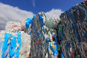Ballen mit Plastikfolien fuer das Kunststoffrecycling in einem Recyclingbetrieb