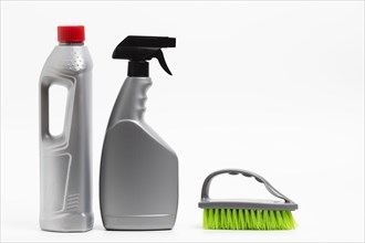 Arrangement with detergent bottles brush