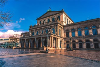 Das Operhaus in der Stadtmitte von Hannover bei blauen Himmel und Sonnenschein